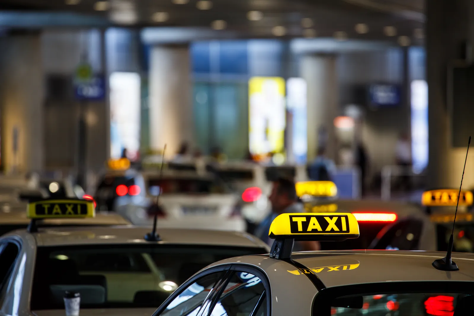 52 Taxistas Chipriotas Vetados Permanentemente de los Aeropuertos de Lárnaca y Pafos