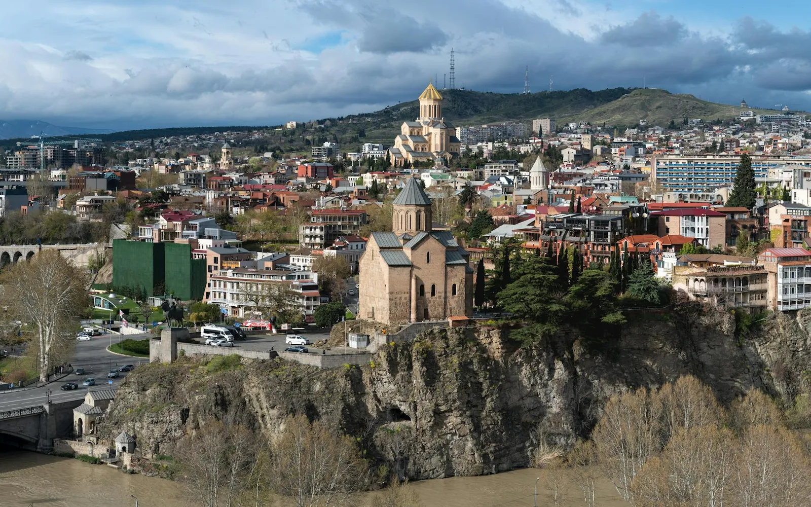 Ventajas y desventajas fiscales: comparación de las zonas francas en Georgia y los EAU